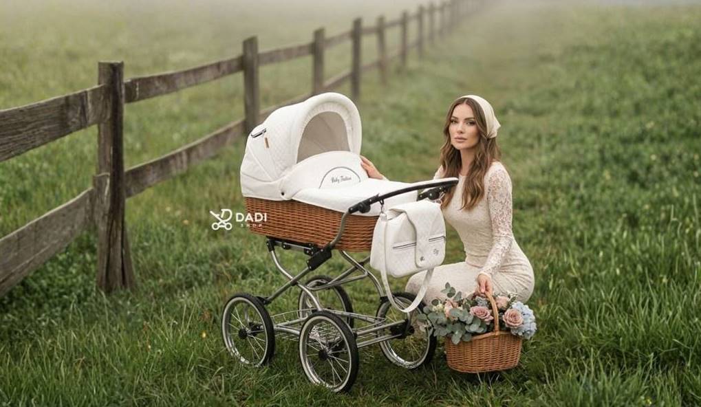 wiklinowy wózek dla dziecka w stylu retro w naturalnym otoczeniu